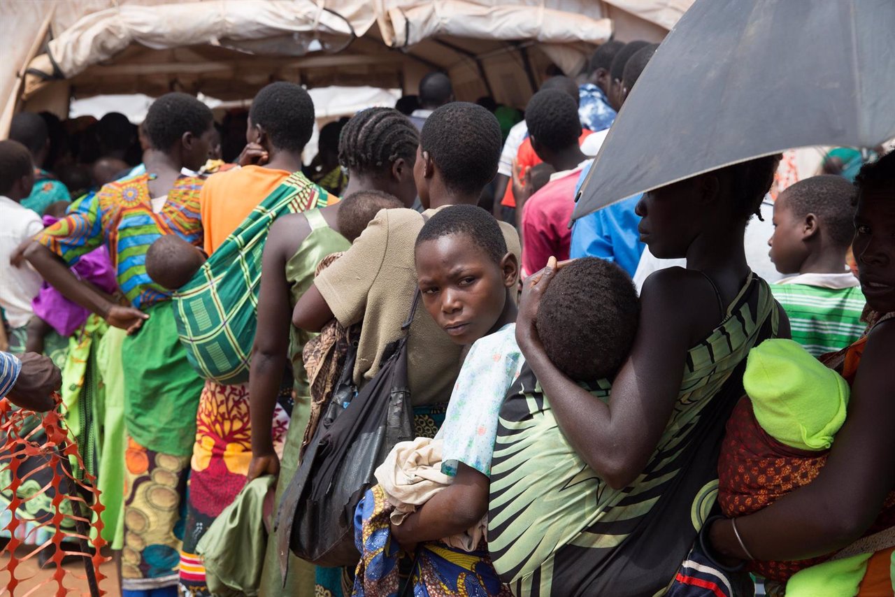 Refugiados de Mozambique junto a una clínica de MSF en Malaui