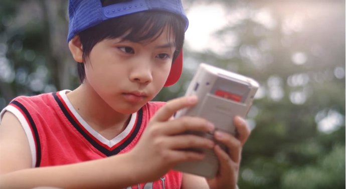 Entrenador pokémon con gameboy