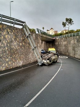Cae con su coche desde una altura de cinco metros en Bandama