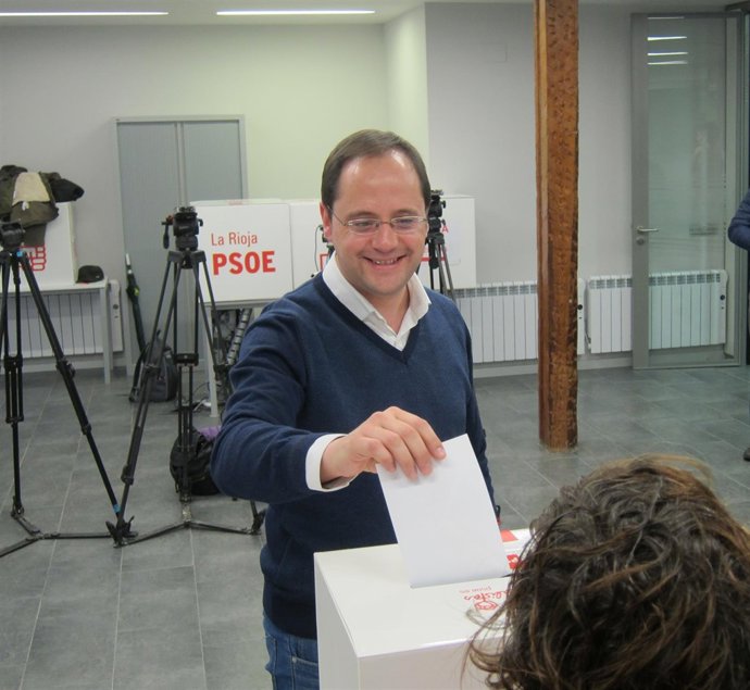 César Luena, durante la votación