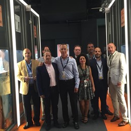 Muñoz (centro) y exportadores de joyería en la Feria de Vicenza (Italia) en 2015