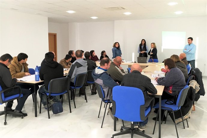 La diputada de Promoción Económica y Empleo ha visitado a los alumnos de Fines.