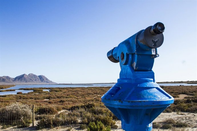 Observador en el mirador de Las Salinas del Parque Natural del Cabo de Gata.