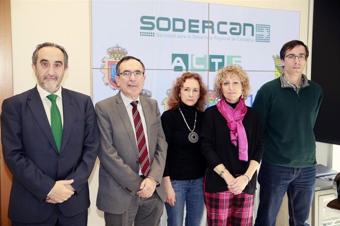 La vicepresidenta firma los convenios de Sodercan con siete entidades locales