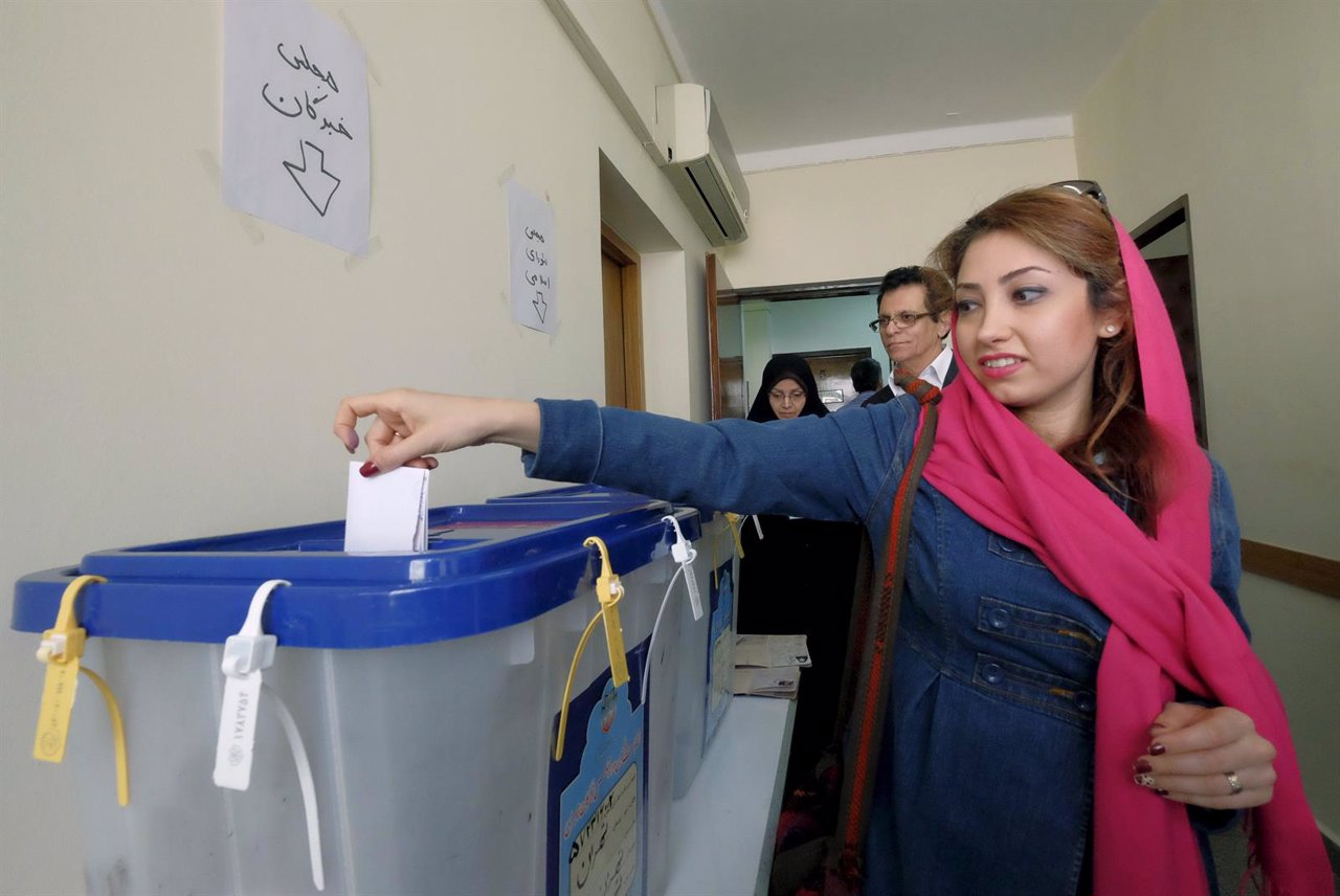 Una mujer iraní votando