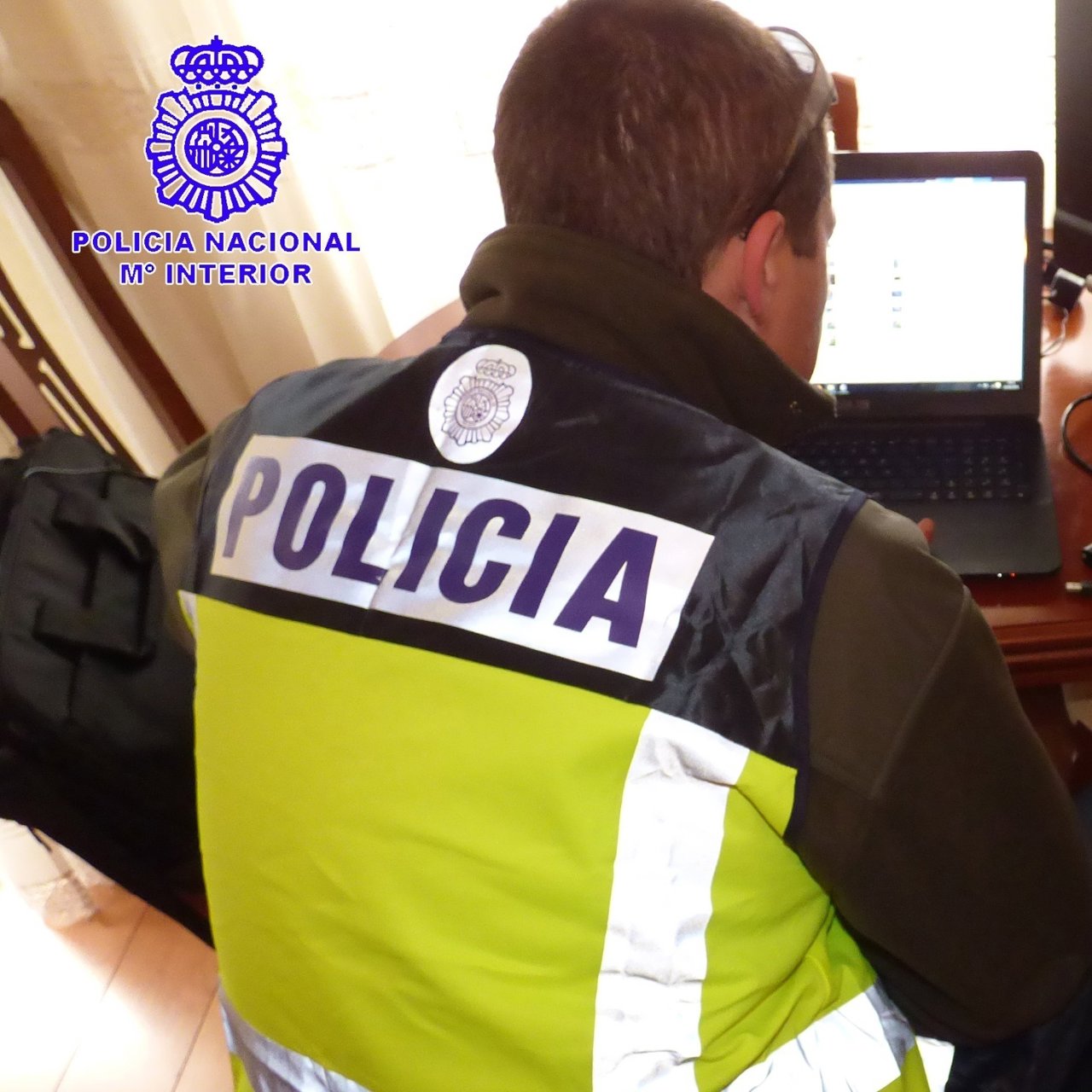 Uno de los agentes investiga los archivos del detenido