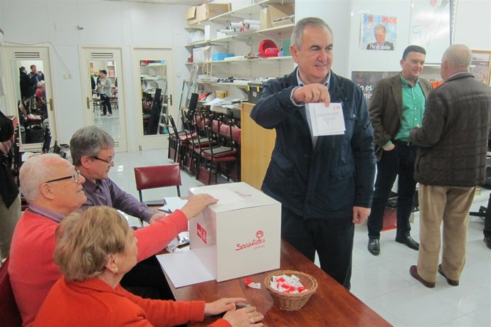 González Tovar ejerciendo su derecho a voto en la consulta