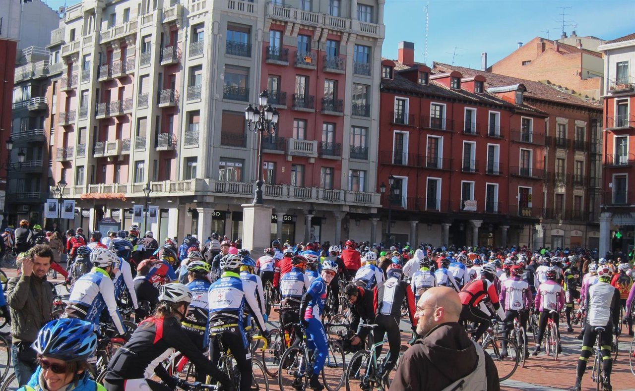 Los ciclistas arrancan la marcha en la Plaza Mayor