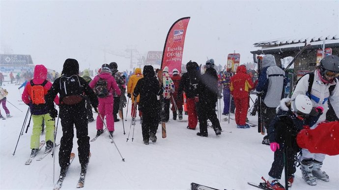 Esquiadores en Sierra Nevada