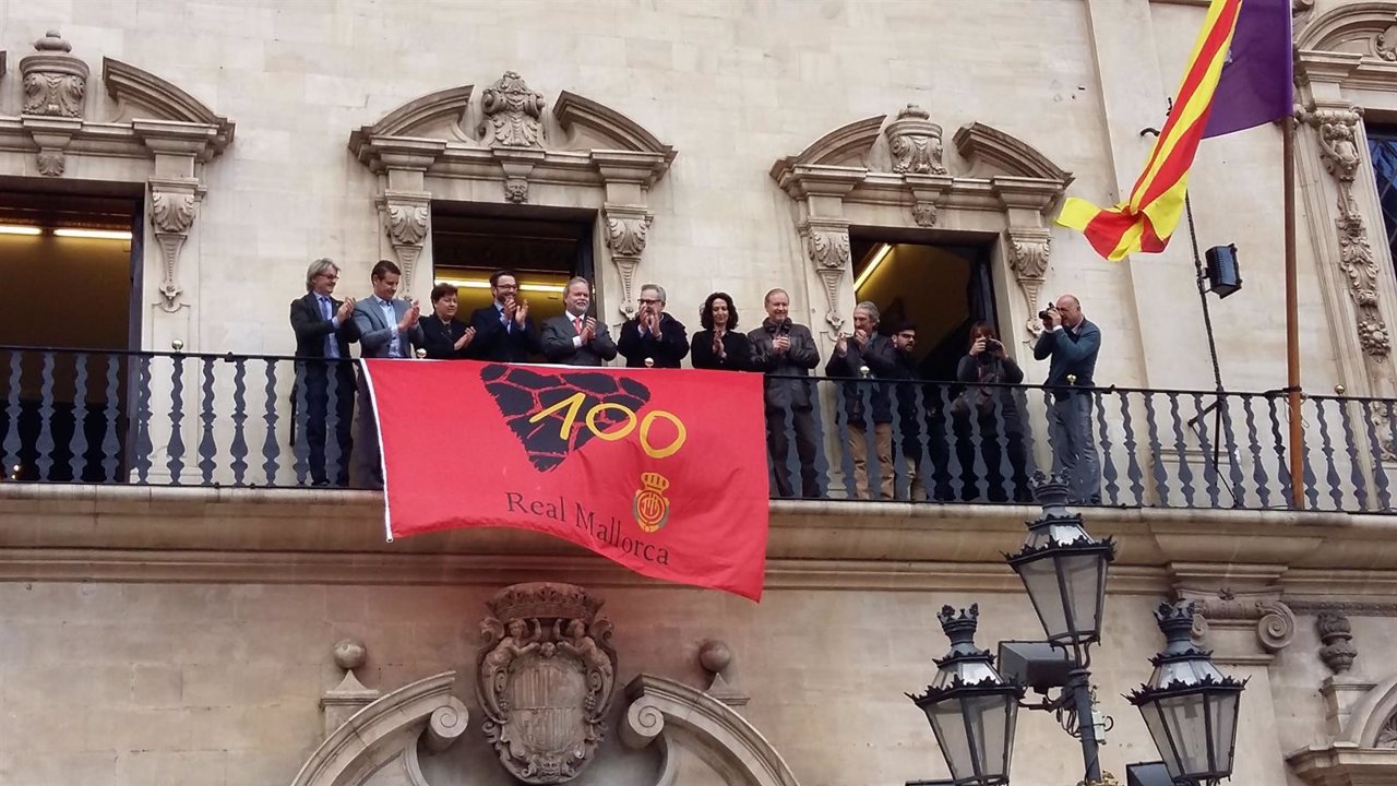 Bandera del centenario del RCD Mallorca en el balcón de Cort