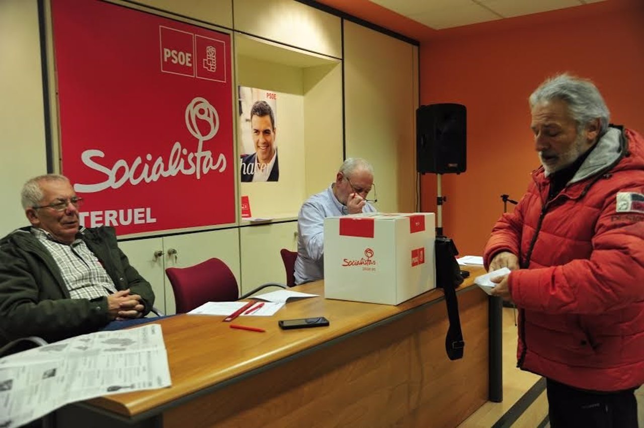 Los militantes socialistas votan en Teruel.