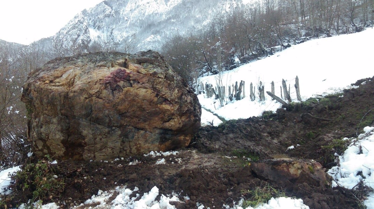 Roca caida a la carretera Ricabo-Puerto de Ventana. 