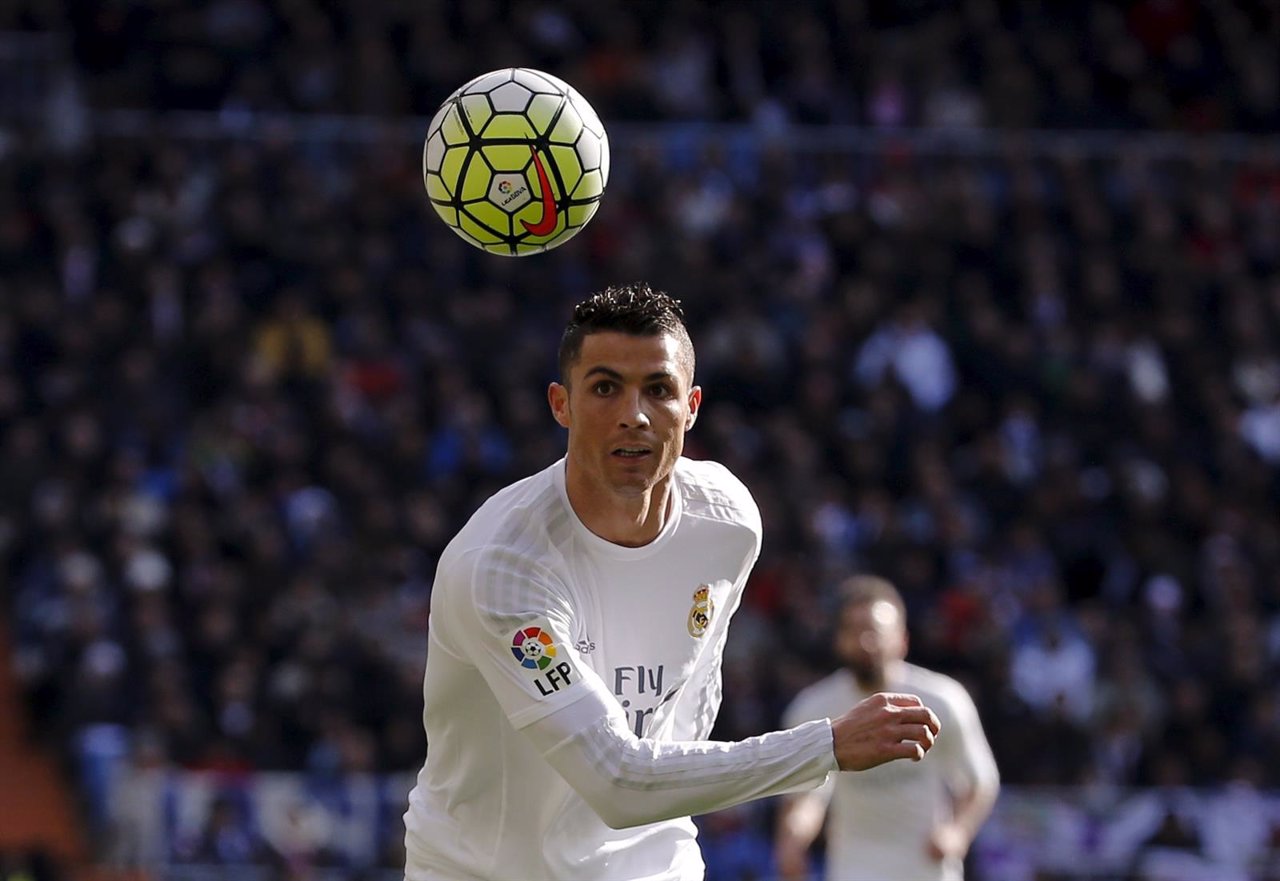 Cristiano Ronaldo pelea por un balón