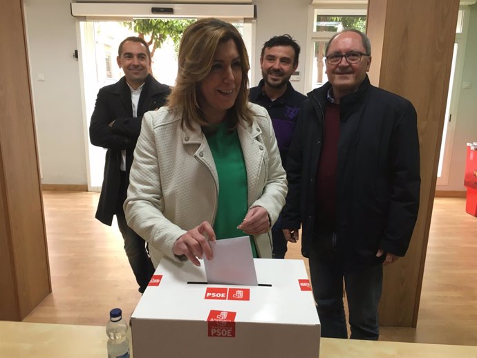 Susana Díaz vota en la consulta a los militantes del PSOE