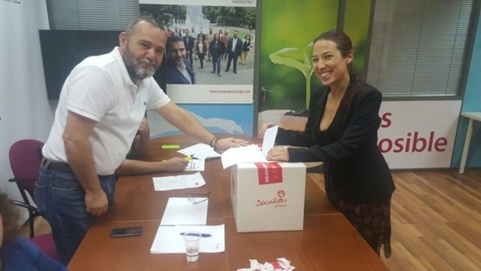 Patricia Hernández ejerce su voto como militante del PSOE