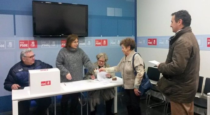Votaciones en la sede del PSN al acuerdo de investidura de Pedro Sánchez