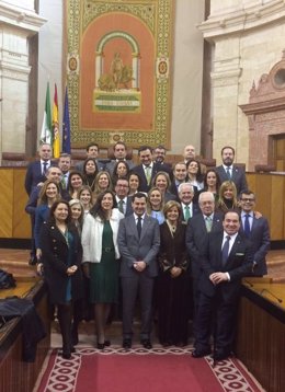 Juanma Moreno, en la foto de familia del PP-A en el Parlamento por el 28F