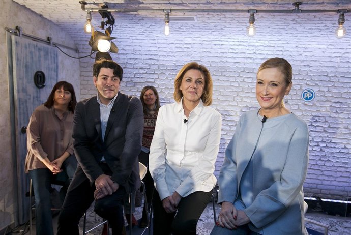 María Dolores de Cospedal y Cristina Cifuentes en un acto del PP en Alcorcón