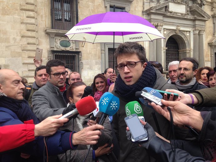 El portavoz de Podemos, Íñigo Errejón, atiende a los medios en Granada
