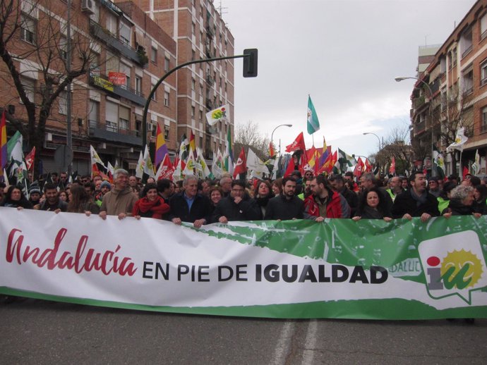 Alberto Garzón con dirigentes de IU y PC en la manifestación del 28F en Córdoba