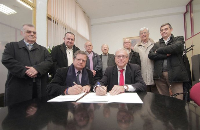 Firma de acuerdo de cesión del colegio Los Azahares de Córdoba