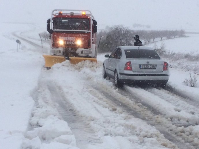 Bomberos de la DPZ retiran nieve de carreteras provinciales.