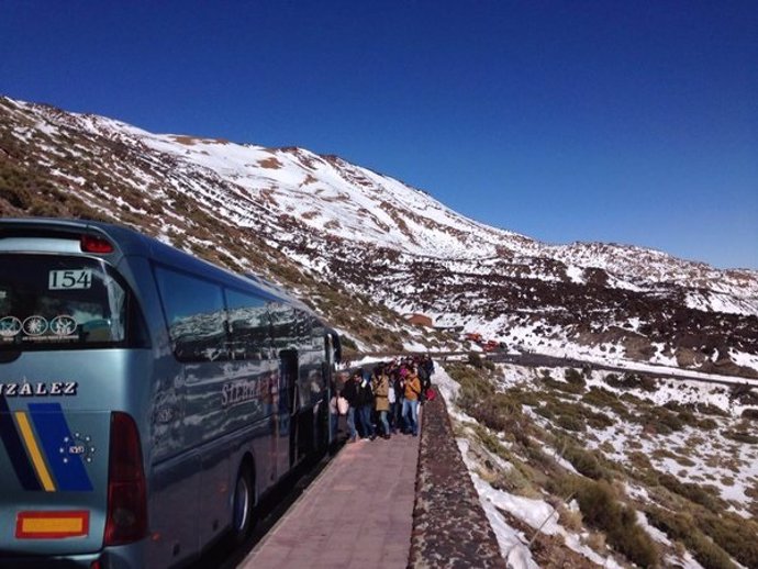 Los visitantes suben a la guagua en el Teide