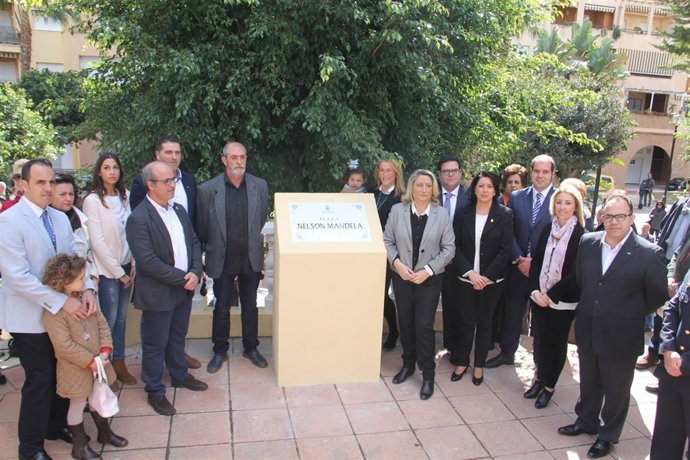 Inauguración de una placa con el nombre de Nelson Mandela en Almuñécar