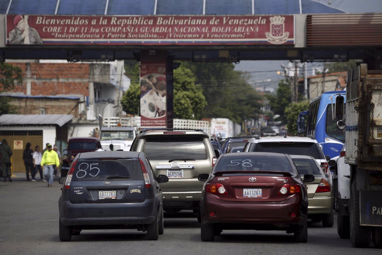 Cars drive across the border over the Francisco de Paula Santander international