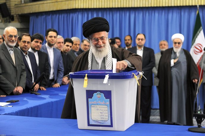 El ayatolá Alí Jamenei vota en las elecciones en Irán