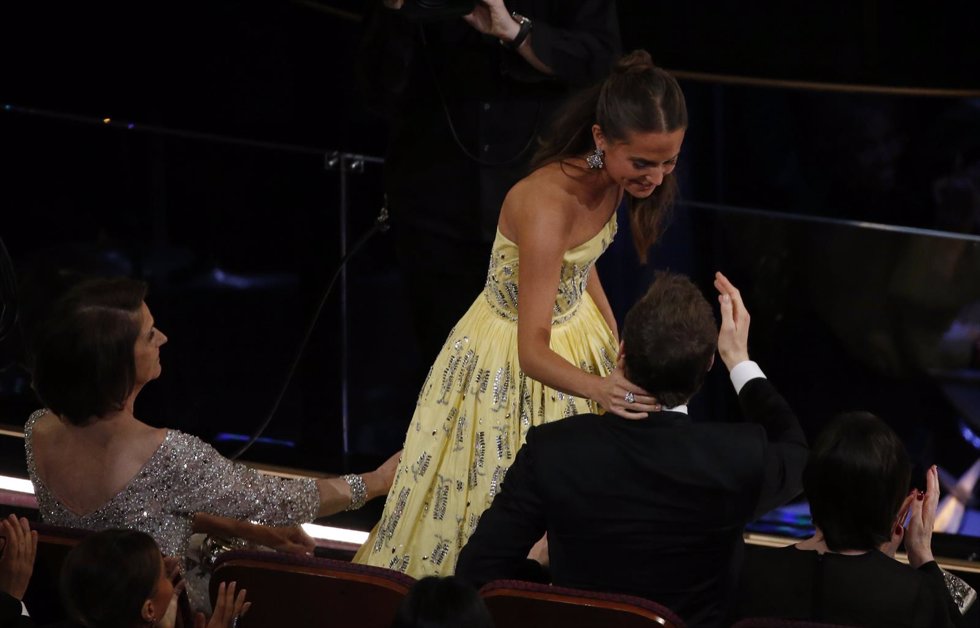Alicia Vikander y Michael Fassbender frío beso en los Oscars 2016