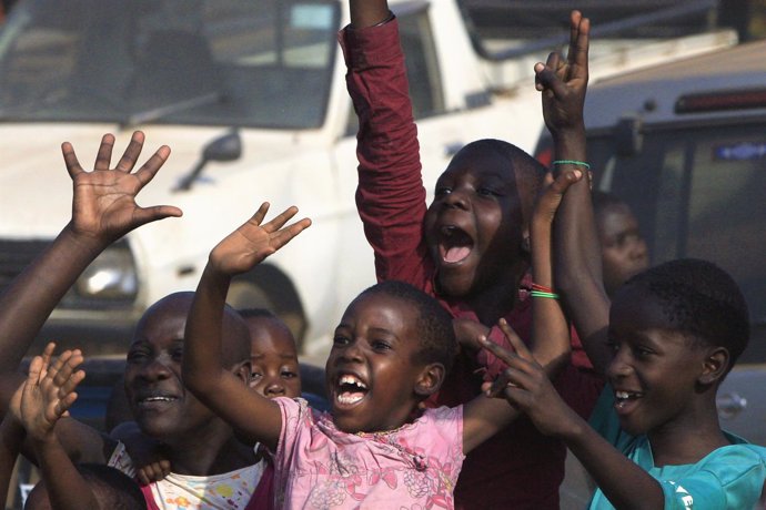 Niños en Uganda durante un acto electoral del opositor Kizza Besigye