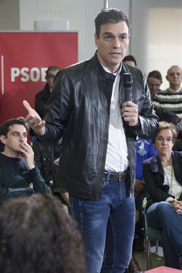 Pedro Sánchez en una asamble con militantes