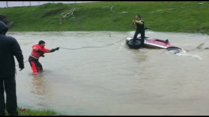 Coche atrapado en el agua en Barros