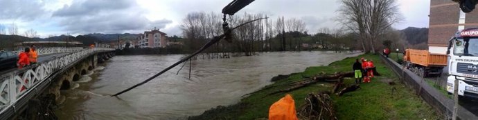 Limpieza en el puente de Marrón / Inundaciones