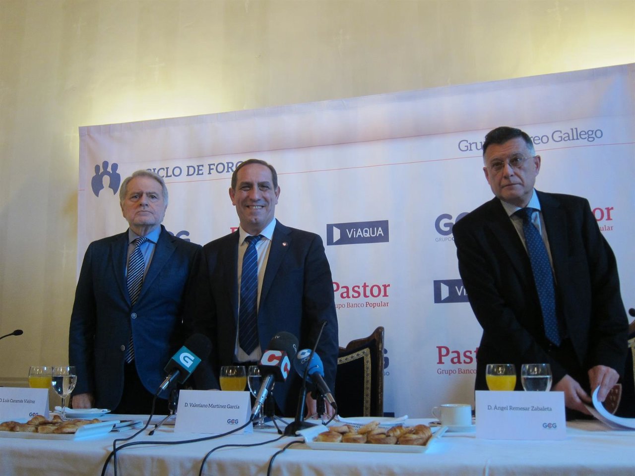 El conselleiro de Facenda, Valeriano Martínez, en el medio