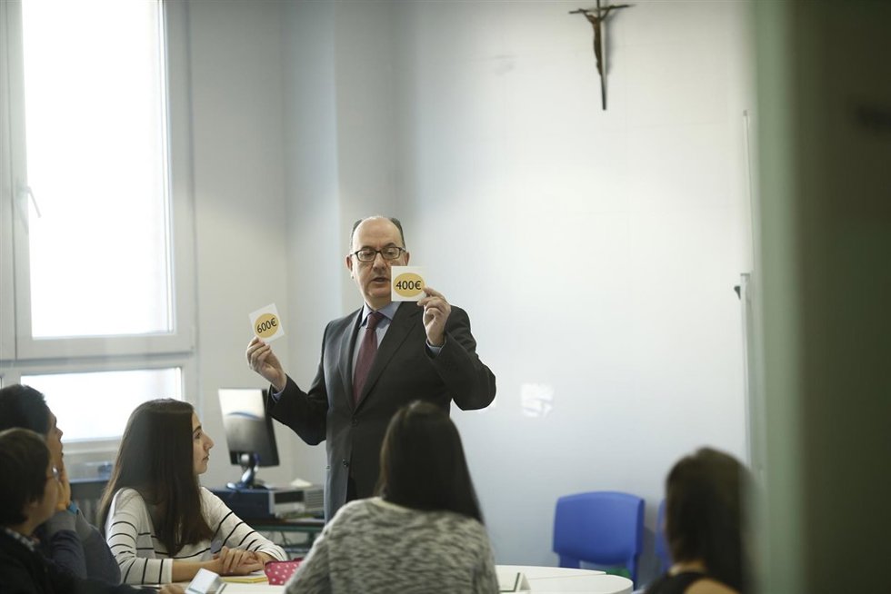 El presidente de la AEB, José María Roldán, imparte un taller