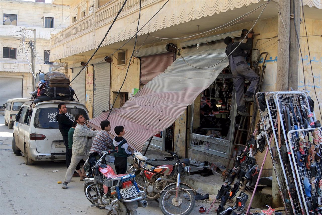 Residentes haciendo reparaciones durante el alto el fuego en Siria