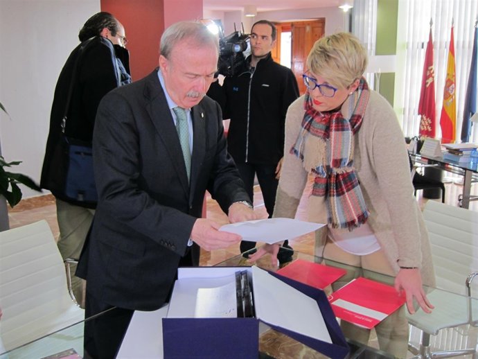 La portavoz del Gobierno regional, Noelia Arroyo, revisa unos documentos