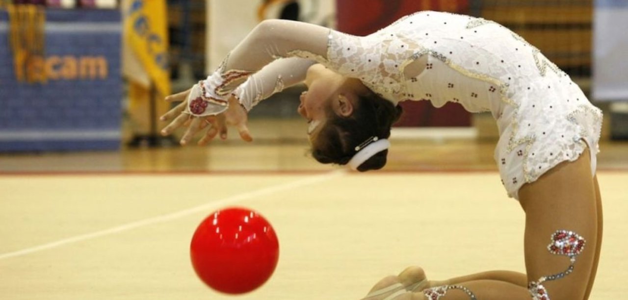 La gimnasta Sara Martín realizando un ejercicio de pelota 