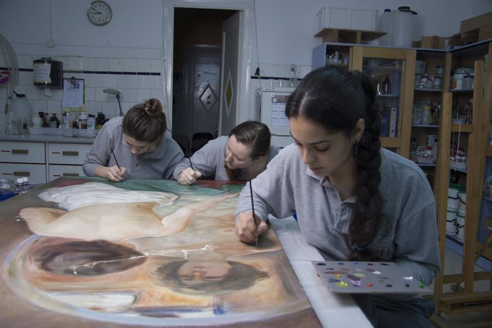 Alumnas de la escuela taller de la DPZ trabajando en el cuadro