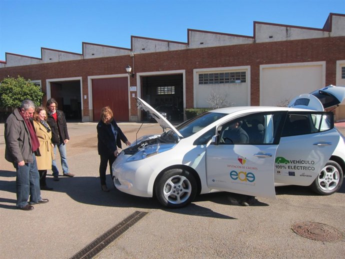 La Diputación de Cáceres adquiere un coche elétrico para ir renovando la flota