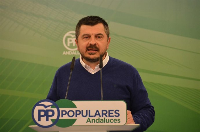 Toni Martín durante la rueda de prensa en la sede del PP-A