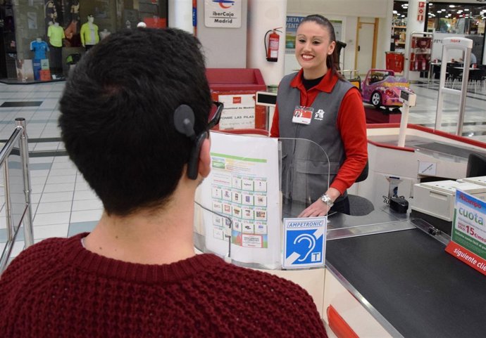Alcampo instala en sus supermercados bucles magnéticos para que personas sordas 