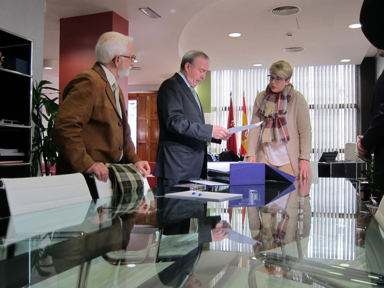 Gómez Fayrén entrega la documentación a la consejera de Cultura