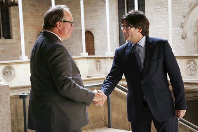 El pte.C.Puigdemont y el presidente del ALDE, Hans van Baalen.