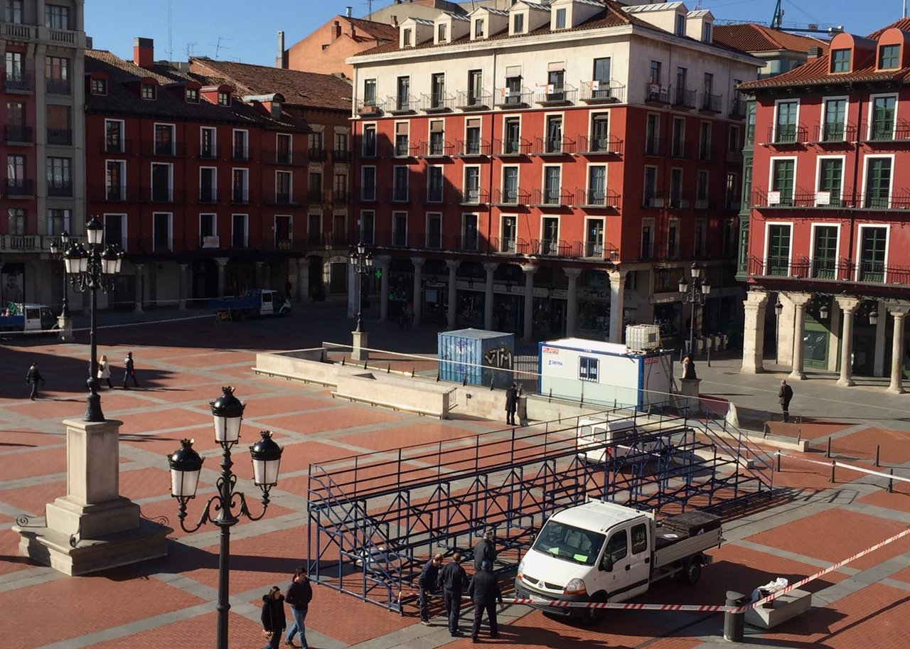El primero de los graderíos instalados en la Plaza Mayor de Valladolid