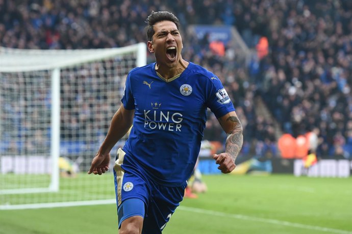 Leonardo Ulloa celebra un gol con el Leicester City