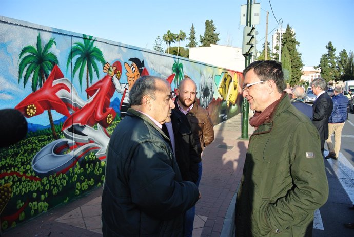 Alcalde visita nuevo mural decorado con motivos relacionados con la Huerta