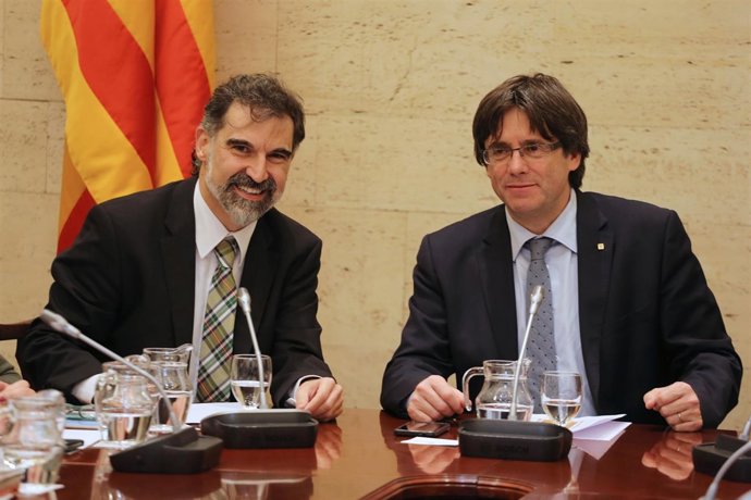 El presidente de la Generalitat C.Puigdemont y el de Òmnium, J.Cuixart